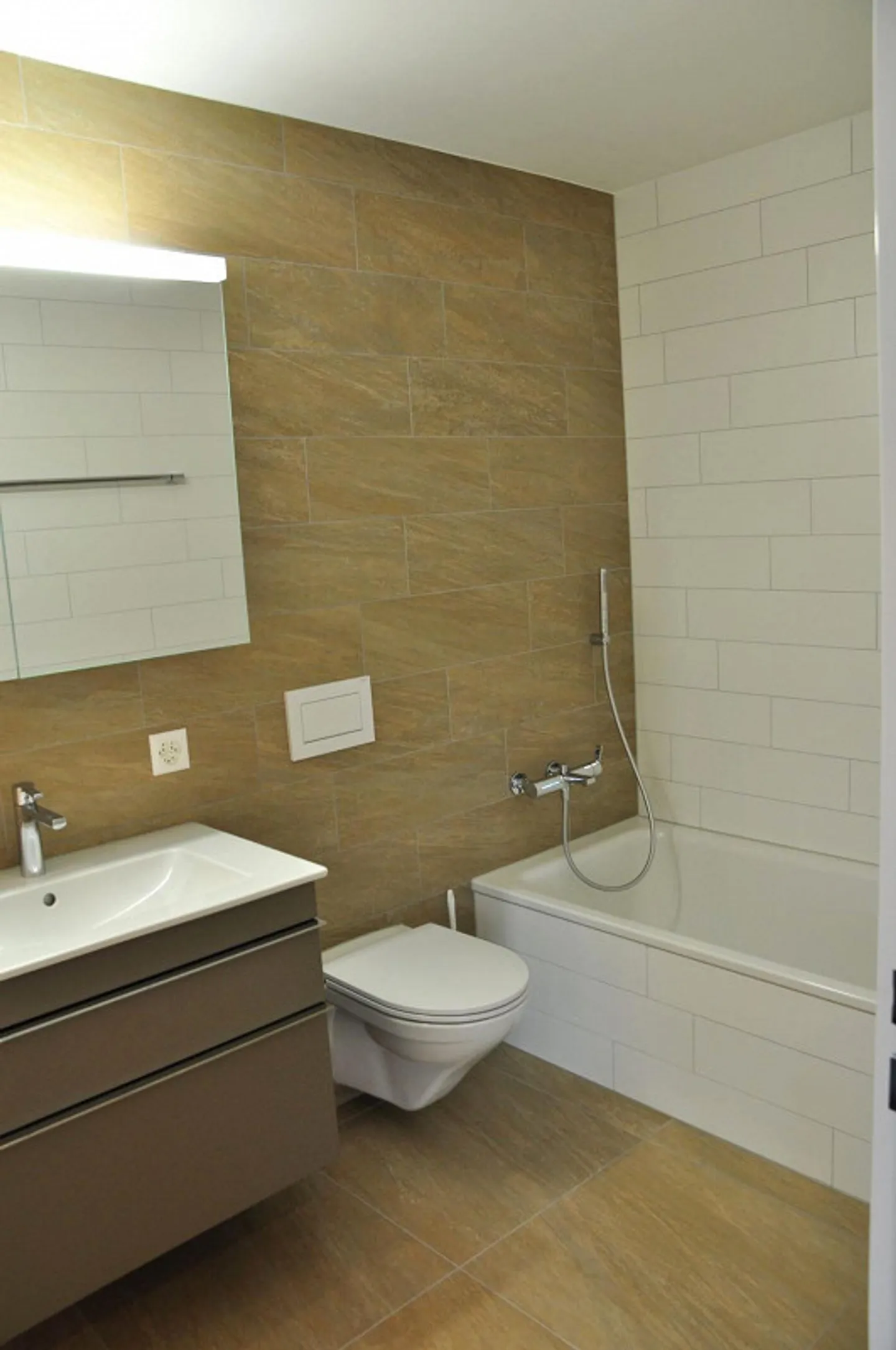 Appartement moderne et calme de 2,5 pièces avec buanderie privée et loggia - Photo 6 sur 7