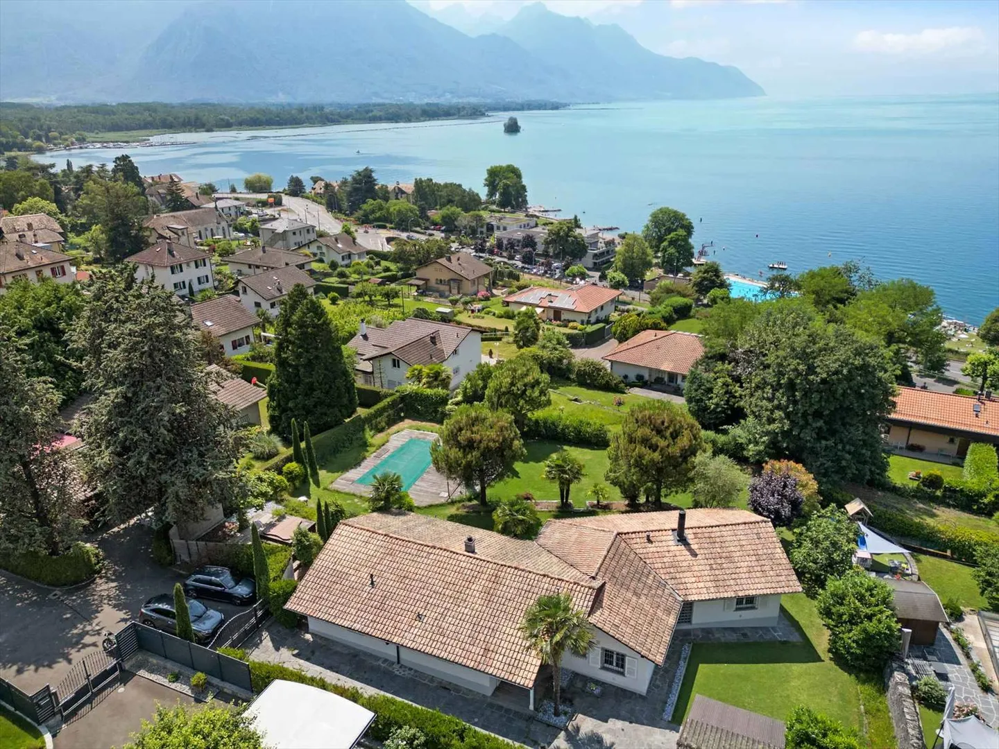Superb individual villa with pool and lake view - Photo 2 of 13