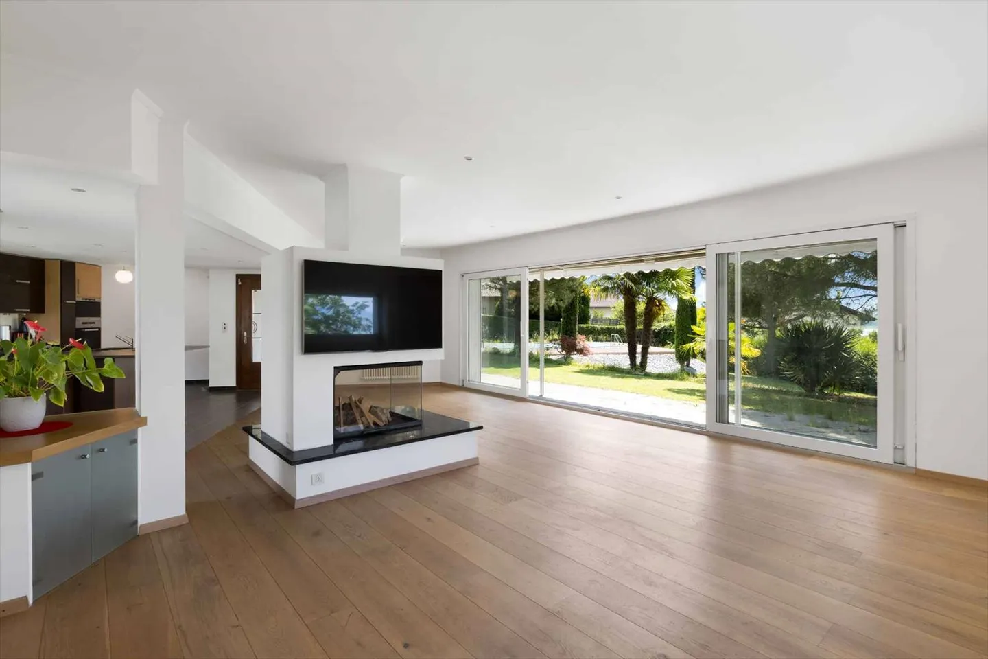 Superb individual villa with pool and lake view - Photo 3 of 13