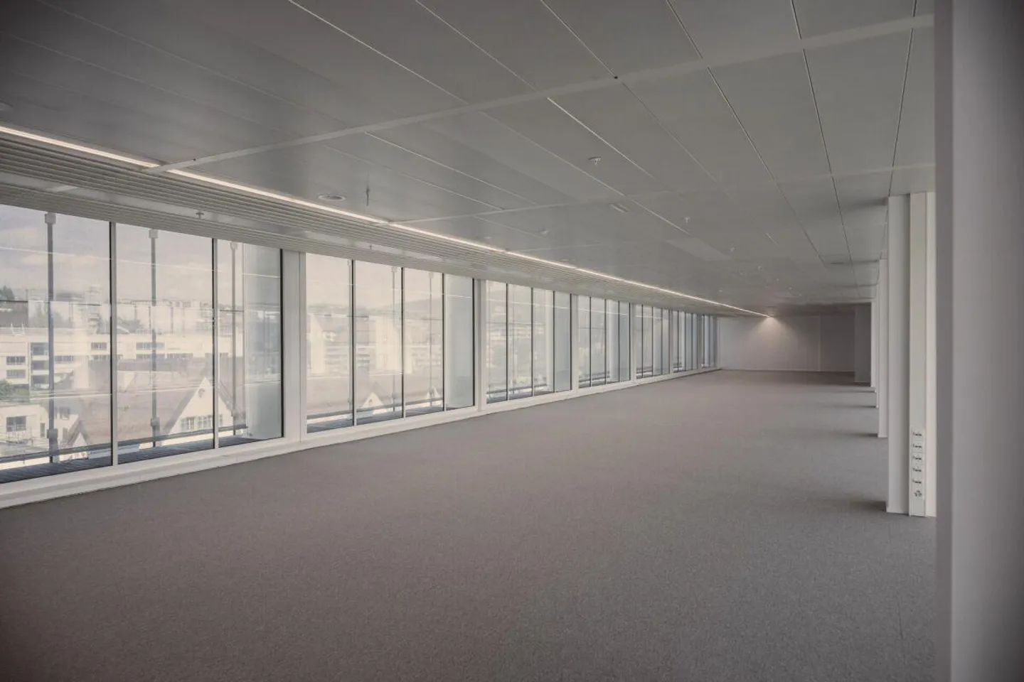 Tour de bureaux 3ème étage lumineux et aménagé - Photo 2 sur 12