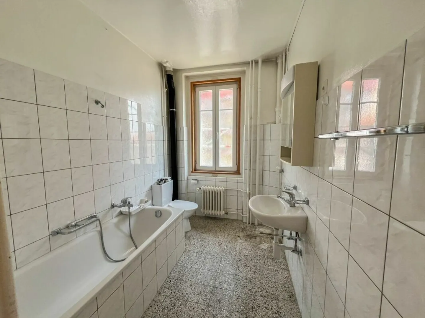 Appartamento di 4 stanze da ristrutturare con garage e giardino comune - Foto 6 di 13