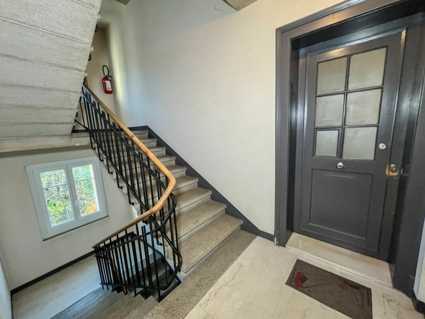 Appartamento di 4 stanze da ristrutturare con garage e giardino comune - Foto 9 di 13