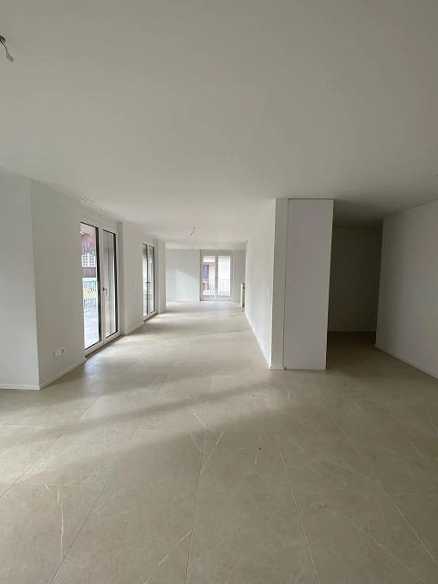 Modern 4.5-room apartment with two spacious balconies - Photo 4 of 12