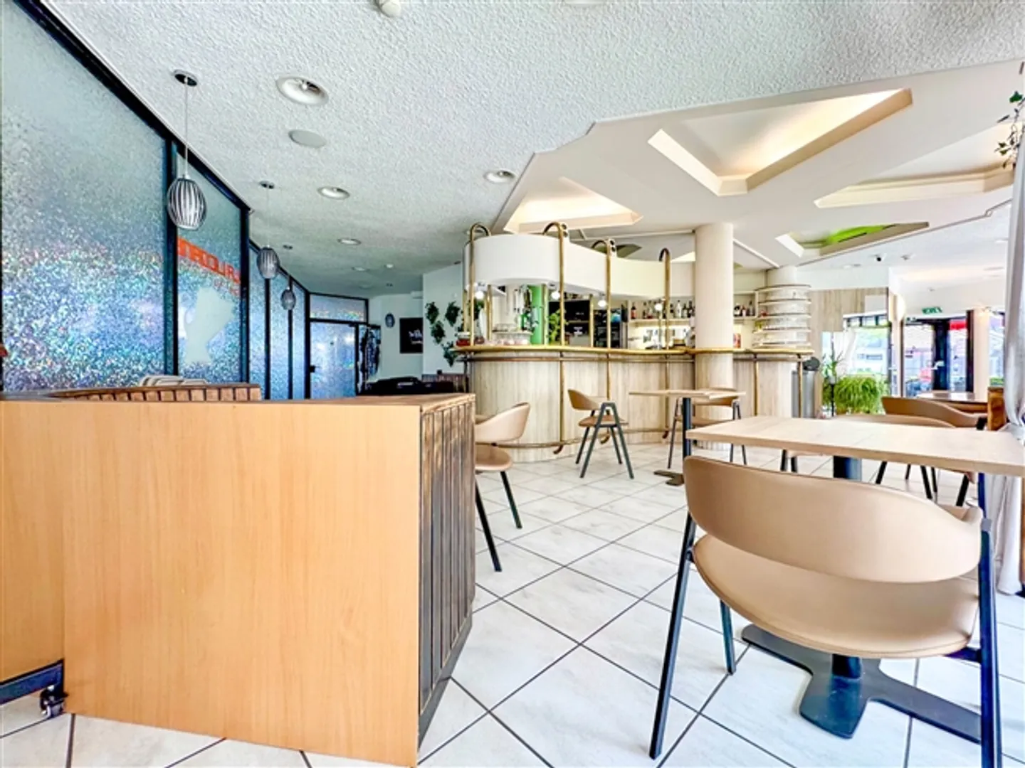 Locaux commerciaux avec terrasse. - Photo 3 sur 5