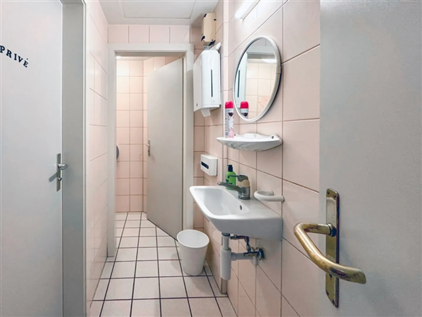 Locaux commerciaux avec terrasse. - Photo 4 sur 5