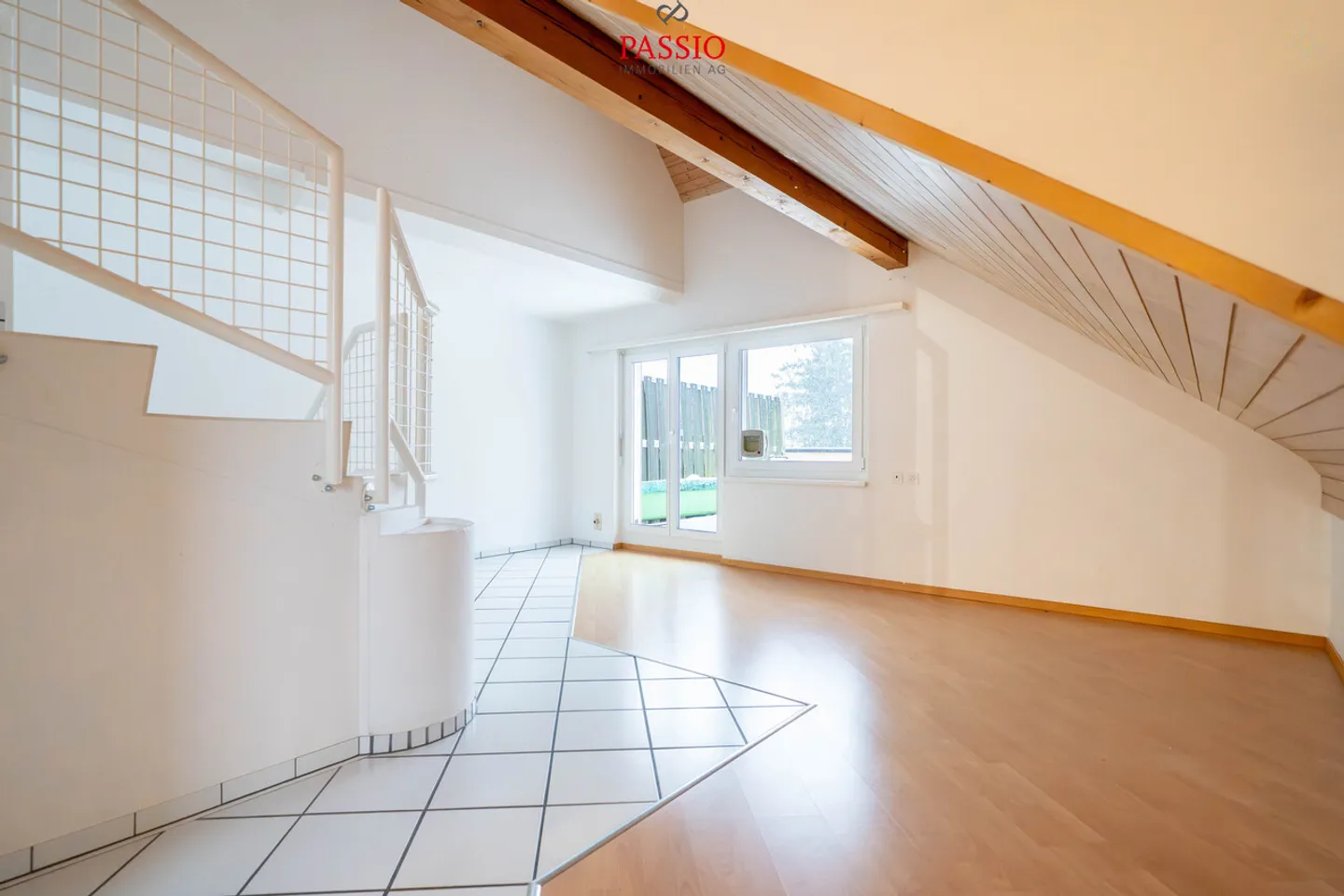 Appartamento duplex di 4,5 locali ben tenuto con grande terrazza - Foto 4 di 16