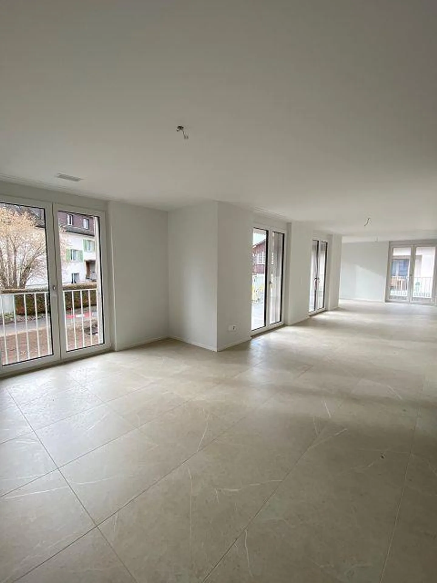 Modern 4.5-room apartment with two spacious balconies - Photo 5 of 12