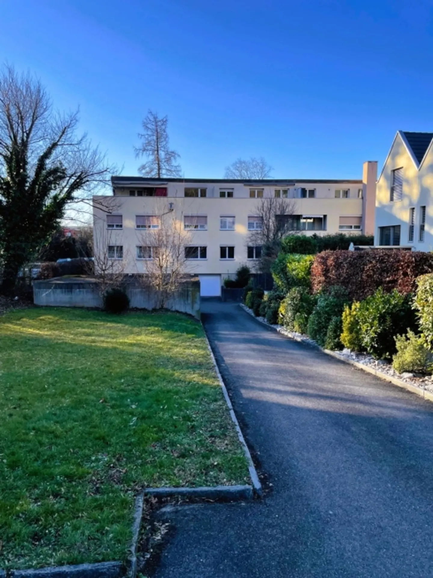 Luminoso appartamento di 2,5 stanze con terrazza sul tetto ad Arlesheim - Foto 1 di 9