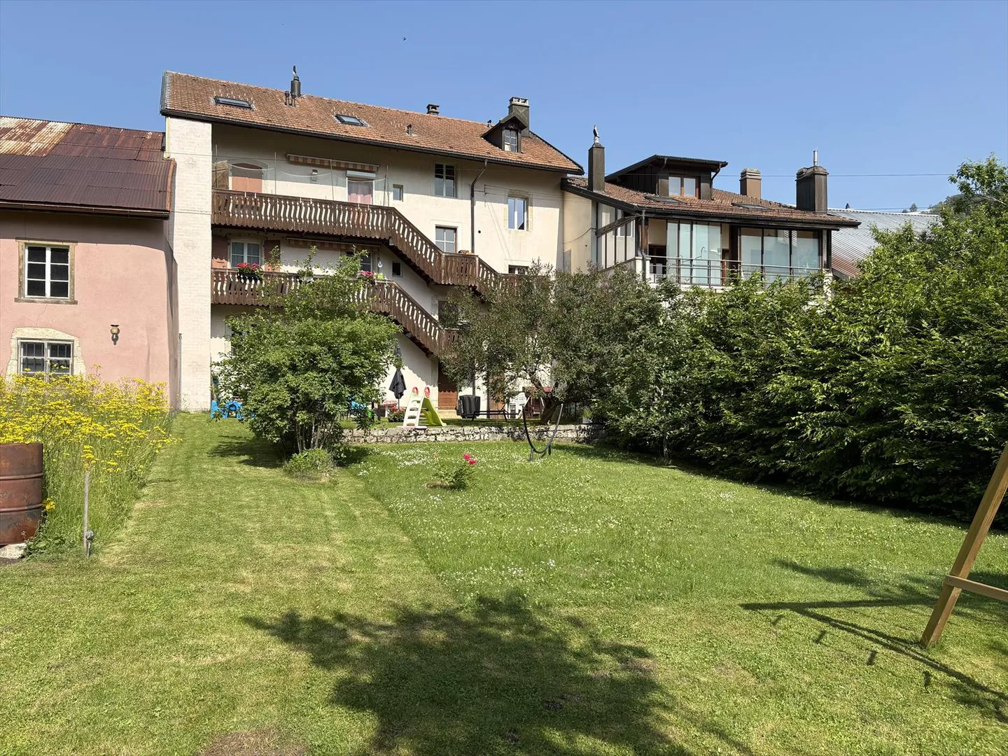 Edificio in affitto con 4 appartamenti e un locale commerciale a Vaulion - Foto 3 di 8