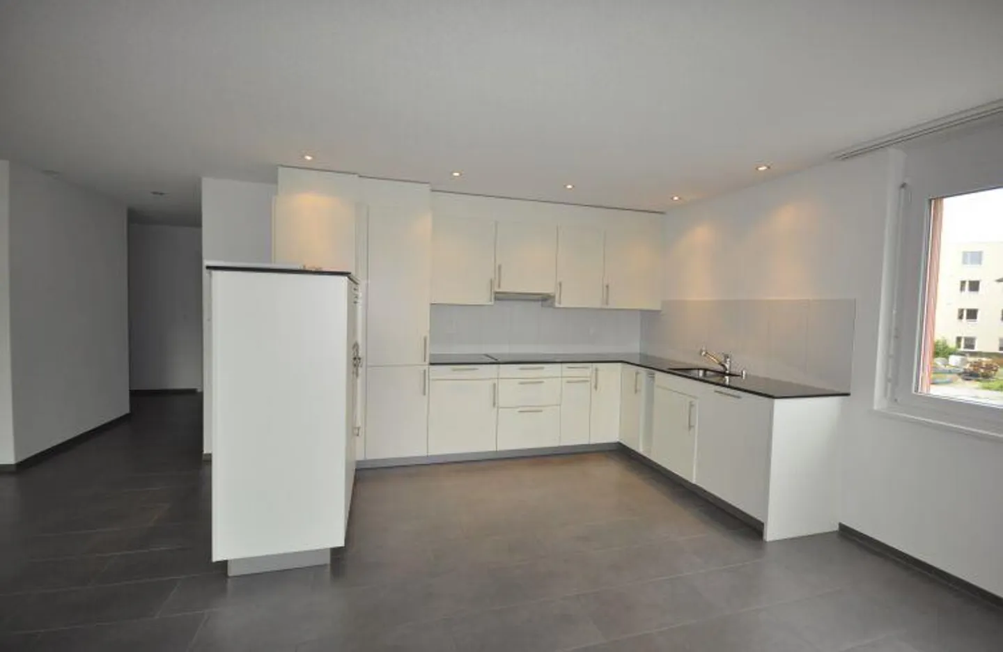 Prima locazione di appartamenti di 4,5 stanze con grande balcone - Foto 1 di 7