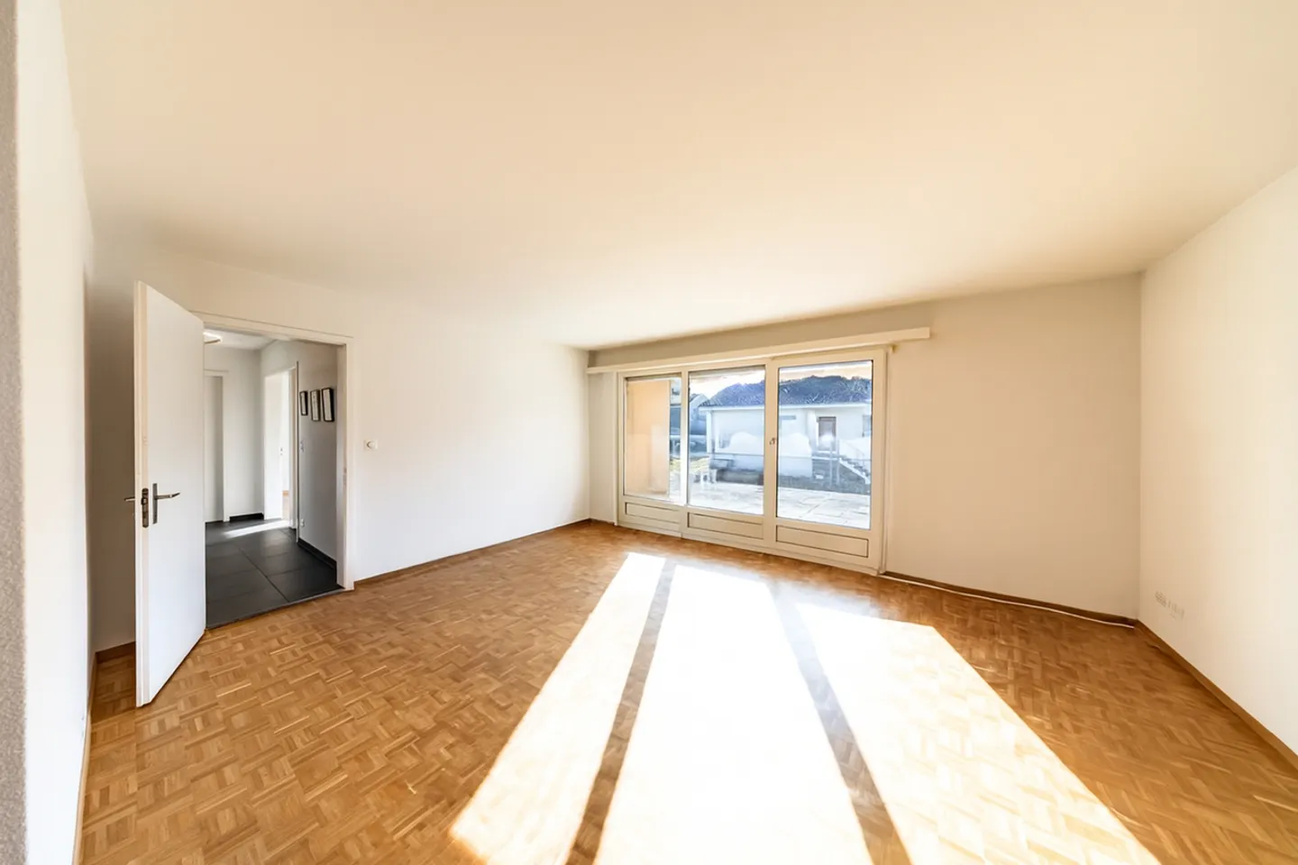 Detached 5.5-room single-family house in an ideal location - Photo 3 of 12