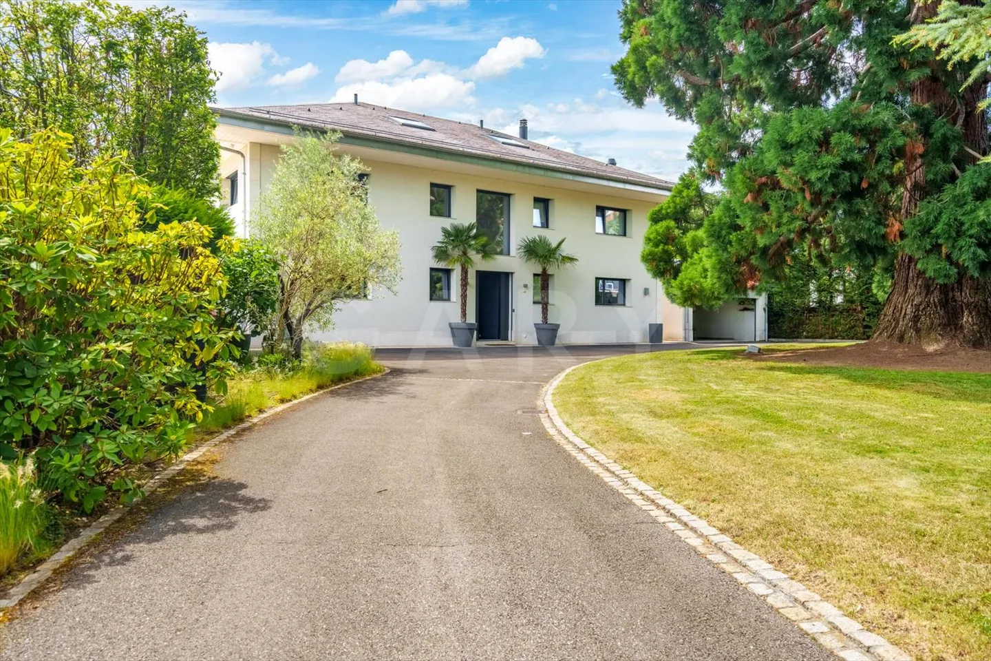 House with 11 rooms - Photo 2 of 13