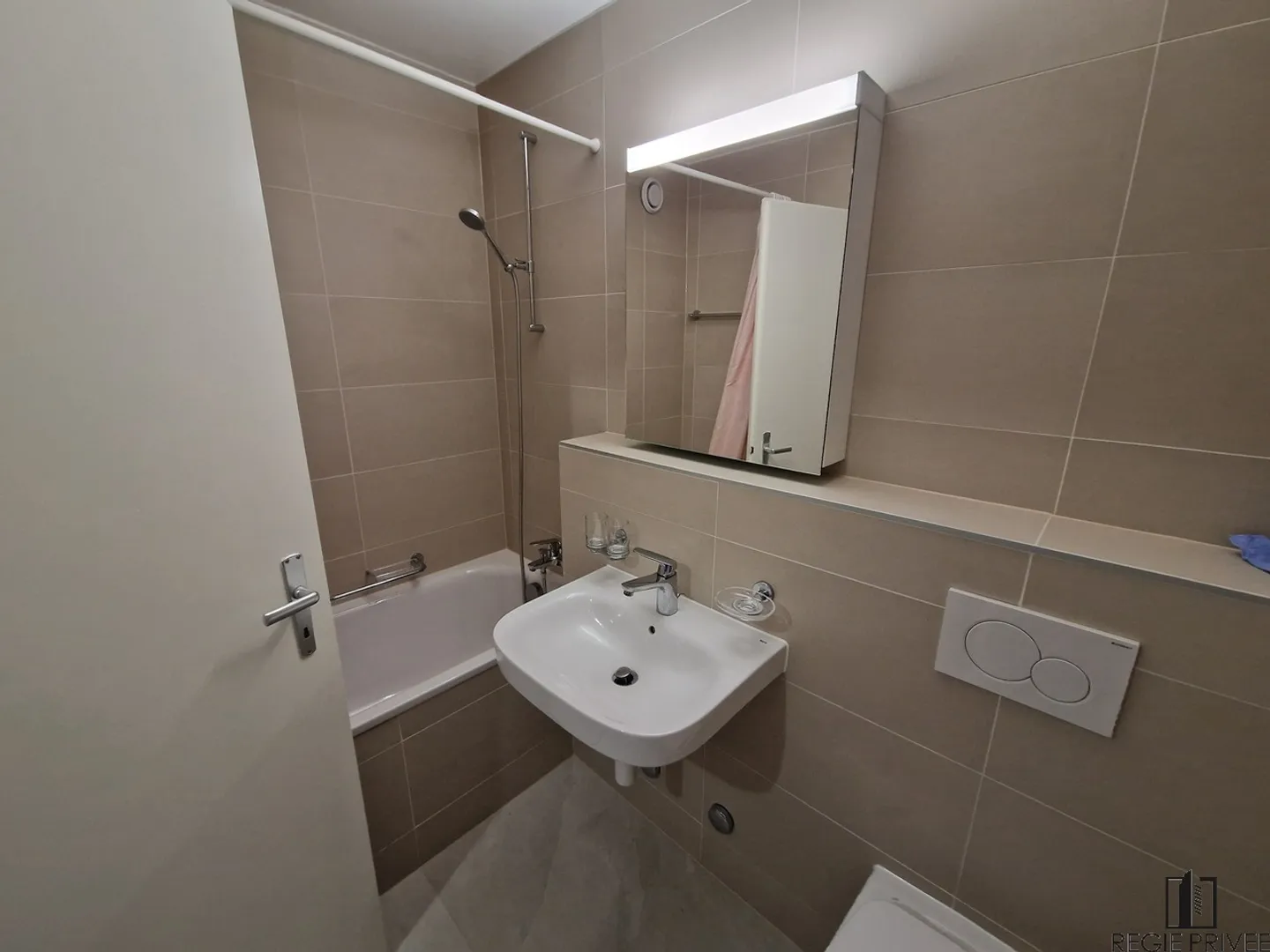 Penthouse rénové avec balcon - Photo 3 sur 3