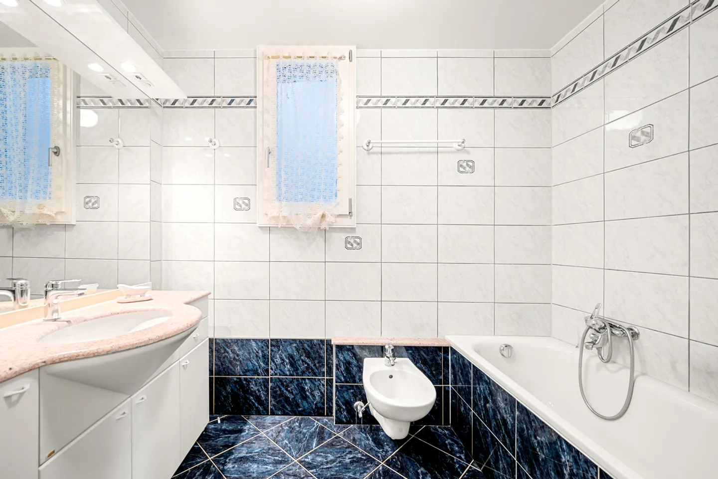 Beautiful family villa with lake view in La Tour de Peilz - Photo 16 of 17