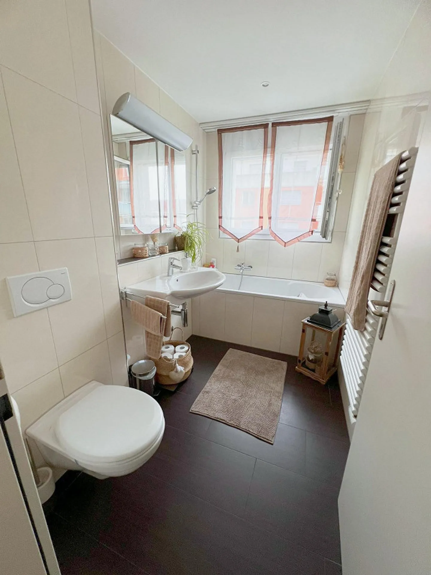 Ampio appartamento di 4,5 locali con balcone, ascensore e lavanderia privata - Foto 3 di 15