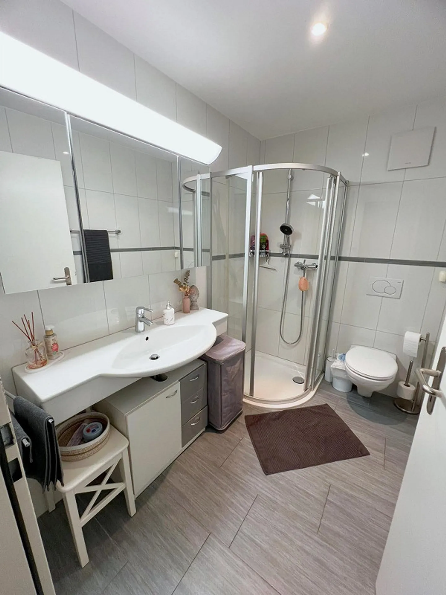 Ampio appartamento di 4,5 locali con balcone, ascensore e lavanderia privata - Foto 1 di 15