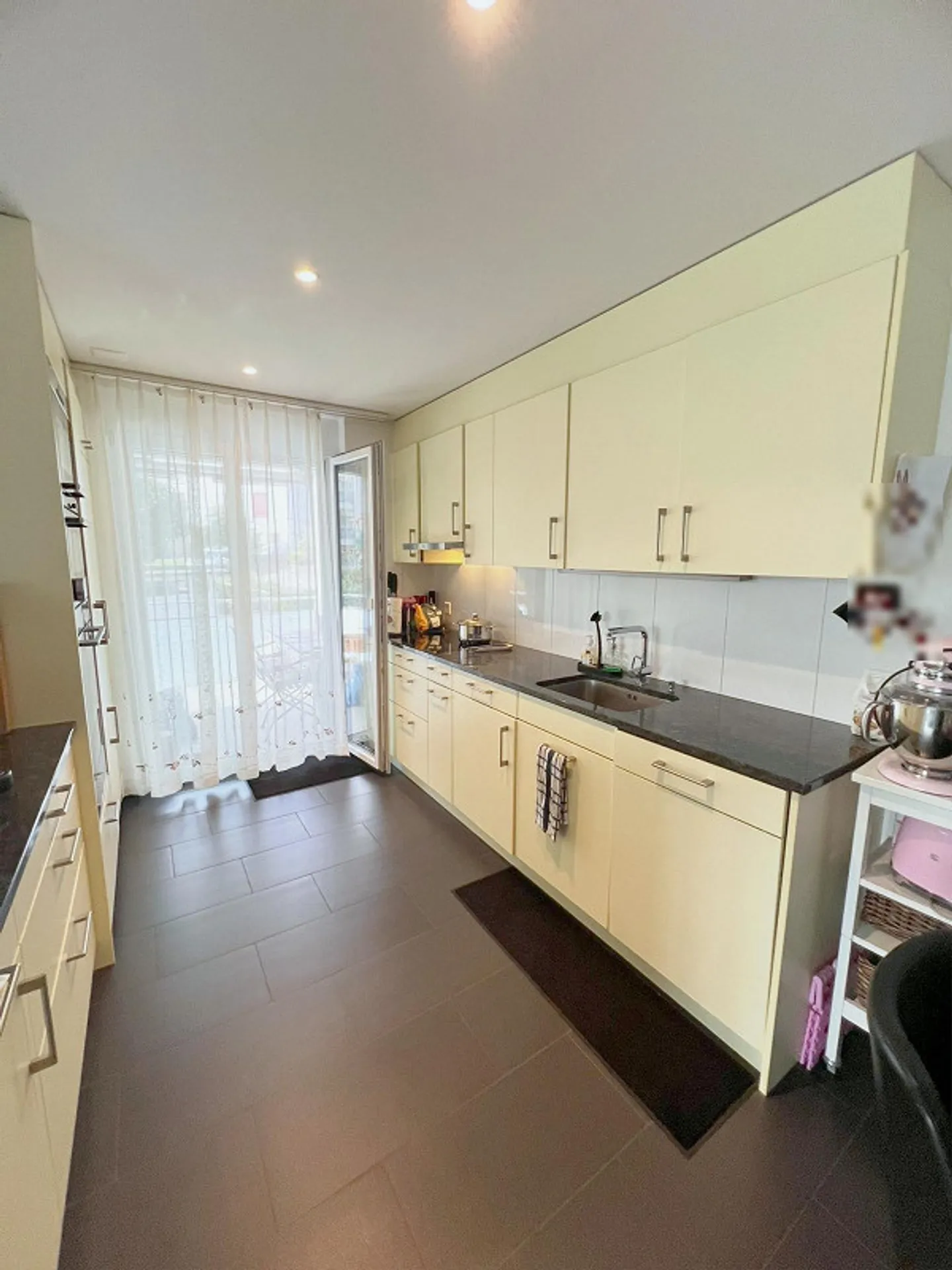 Ampio appartamento di 4,5 locali con balcone, ascensore e lavanderia privata - Foto 7 di 15