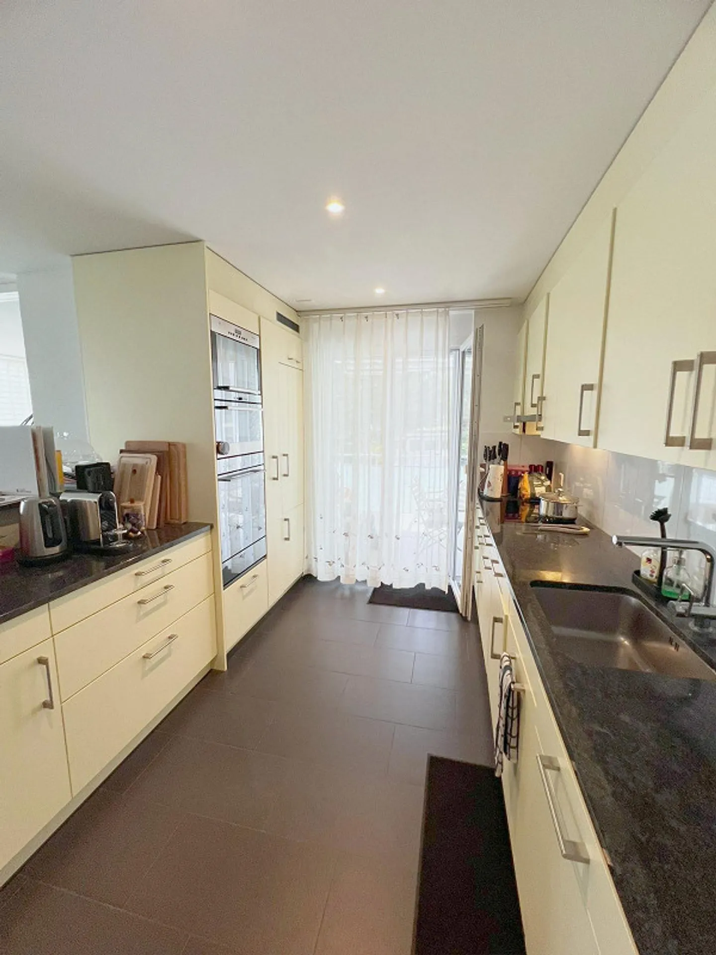 Ampio appartamento di 4,5 locali con balcone, ascensore e lavanderia privata - Foto 8 di 15