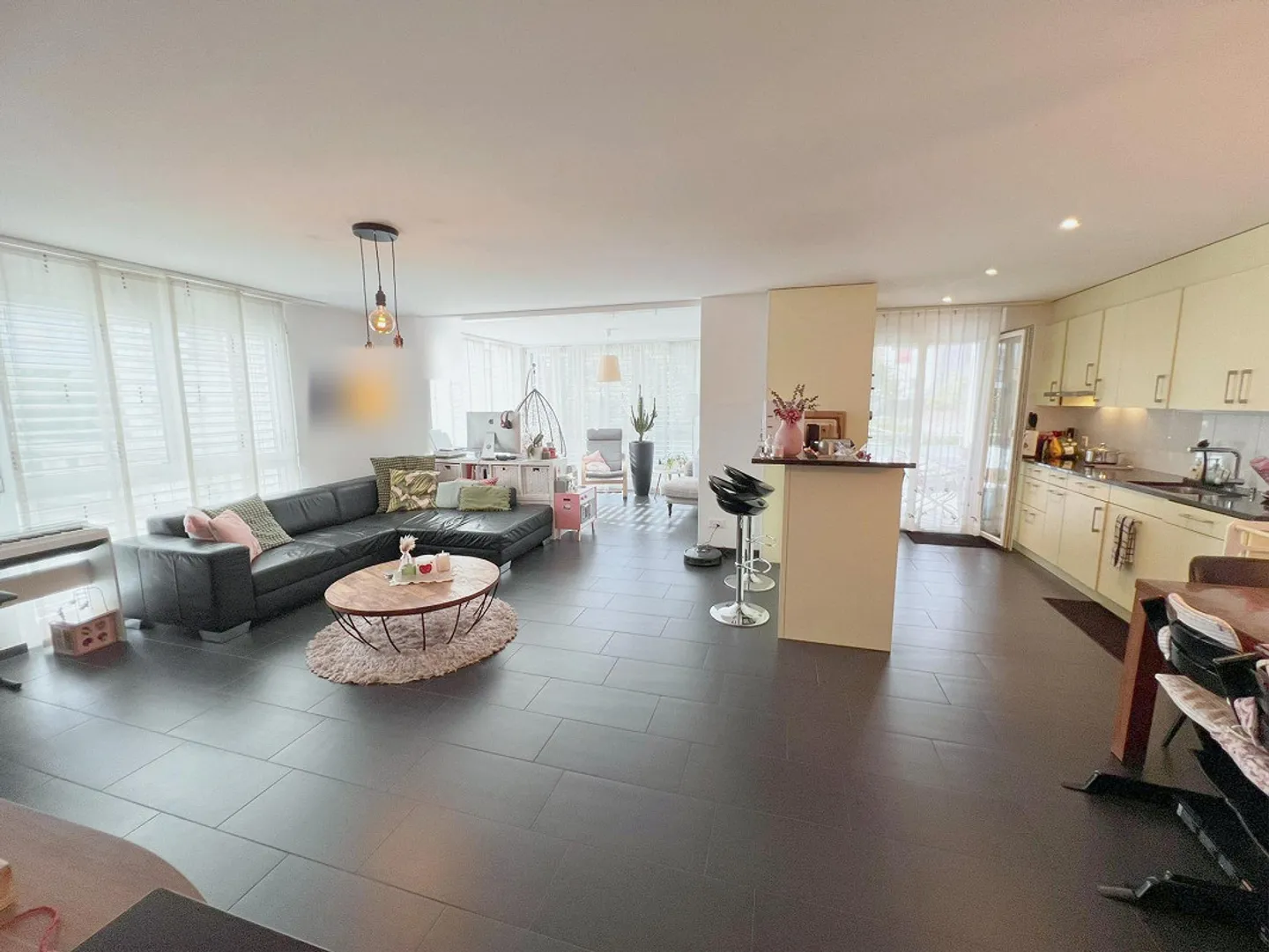 Ampio appartamento di 4,5 locali con balcone, ascensore e lavanderia privata - Foto 10 di 15