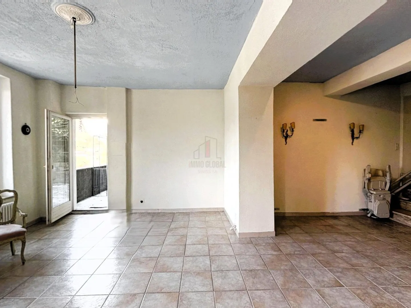 Beautiful house with garden and partial lake view - Photo 3 of 13