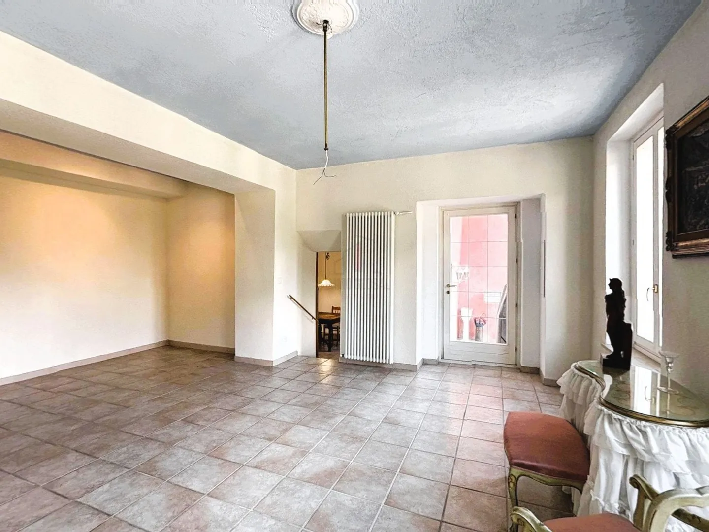 Beautiful house with garden and partial lake view - Photo 4 of 13