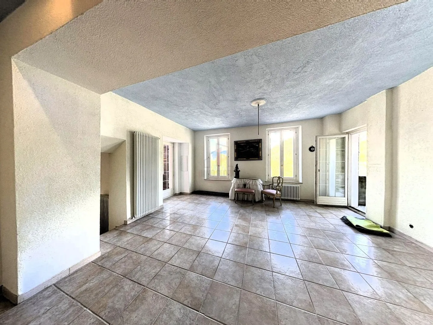 Beautiful house with garden and partial lake view - Photo 5 of 13