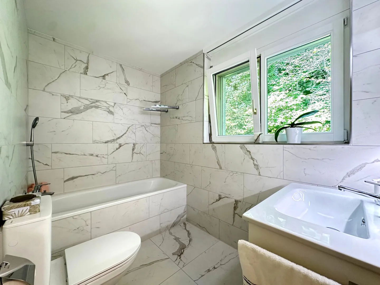 Well-maintained and bright 4.5-room apartment with elevator - Photo 9 of 11