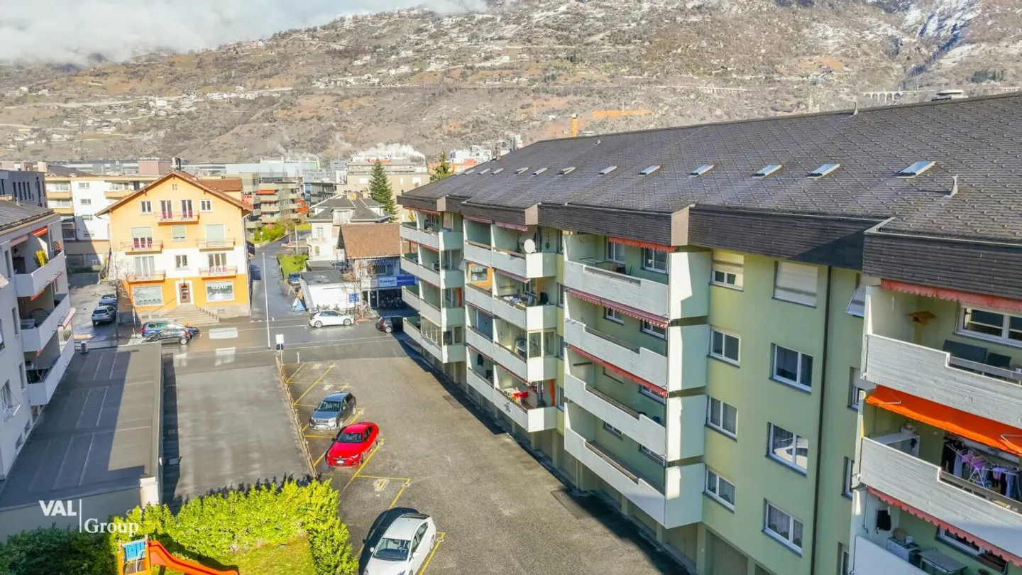 Ampio spazio per la famiglia - appartamento generoso di 6,5 stanze con camino e balconi - Foto 2 di 20