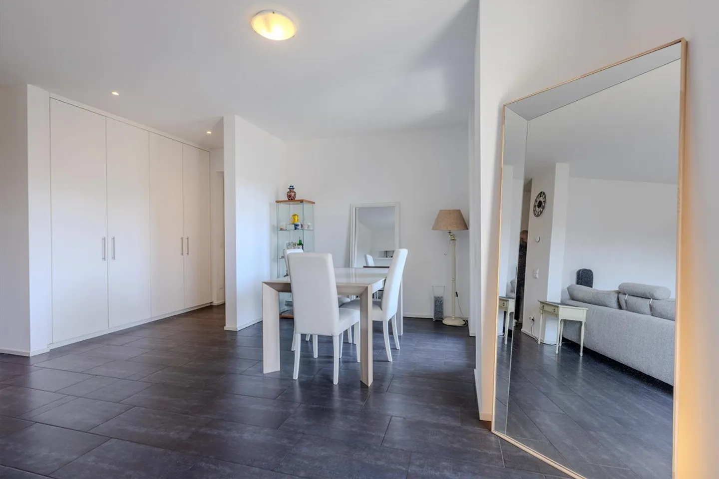 Appartamento spazioso e moderno di 3,5 locali in una zona molto ben attrezzata a Porza - Foto 2 di 9