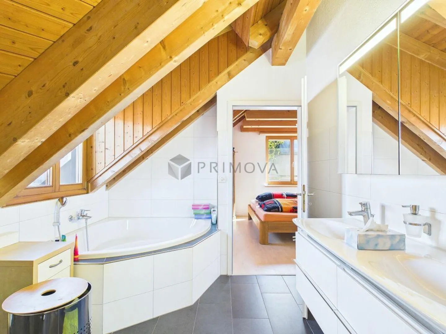 Appartement en duplex de 4,5 pièces attrayant avec galerie et beaucoup d'espace de vie - Photo 5 sur 6