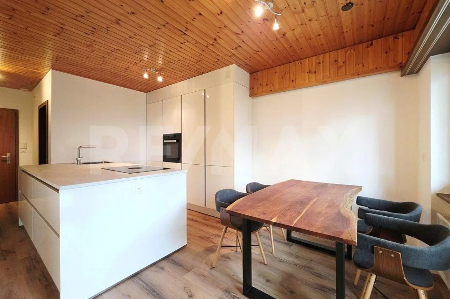 Cozy 2.5 Room Apartment with Private Terrace in Leuk-Stadt - Photo 3 of 12