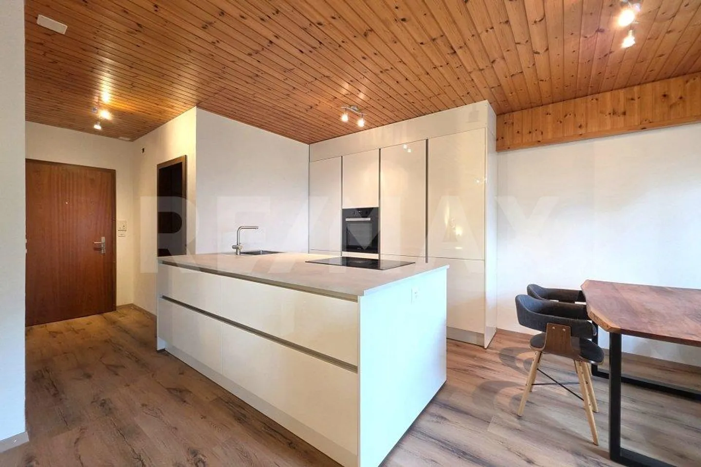 Cozy 2.5 Room Apartment with Private Terrace in Leuk-Stadt - Photo 5 of 12