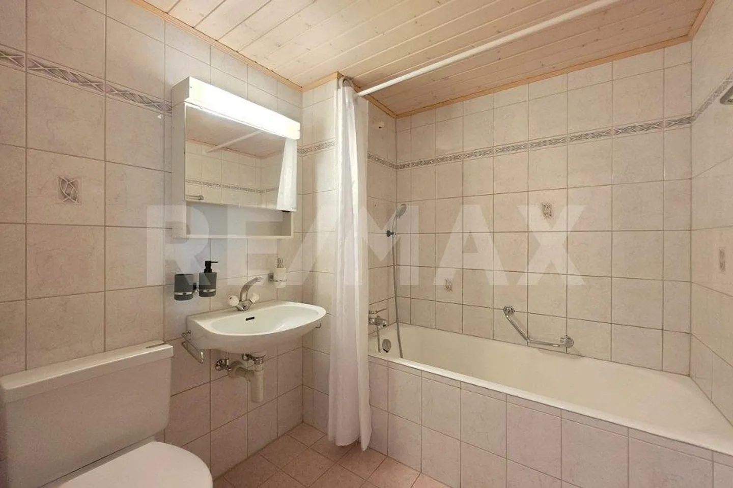 Cozy 2.5 Room Apartment with Private Terrace in Leuk-Stadt - Photo 9 of 12