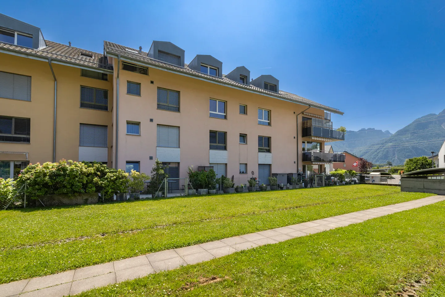 APPARTAMENTO DI 4.5 LOCALI CON GIARDINO IN CONDOMINIO - Foto 2 di 9