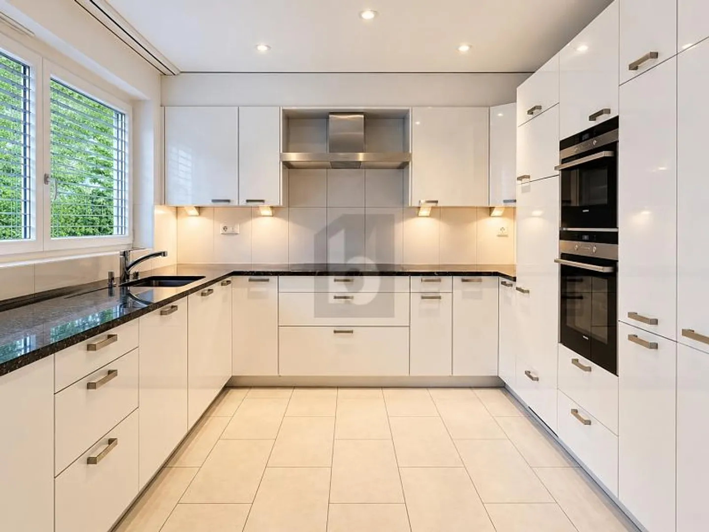 PANORAMIC VIEW WITH LOTS OF SPACE AND FLEXIBLE USE - Photo 4 of 6