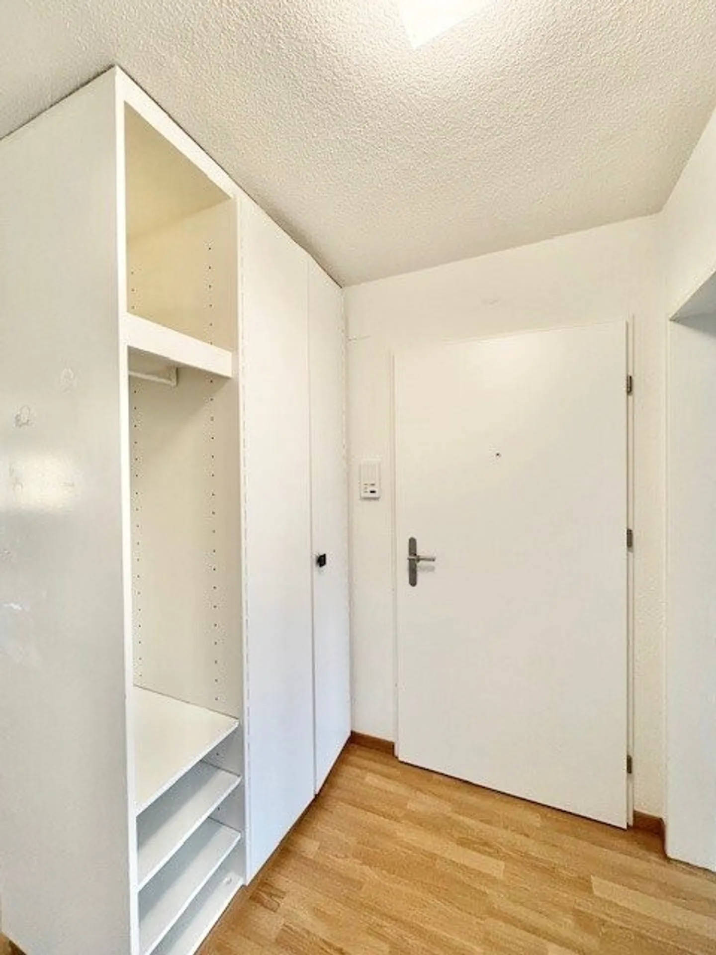 Appartement attrayant de 3,5 pièces avec cuisine moderne et vue sur la verdure - Photo 2 sur 5
