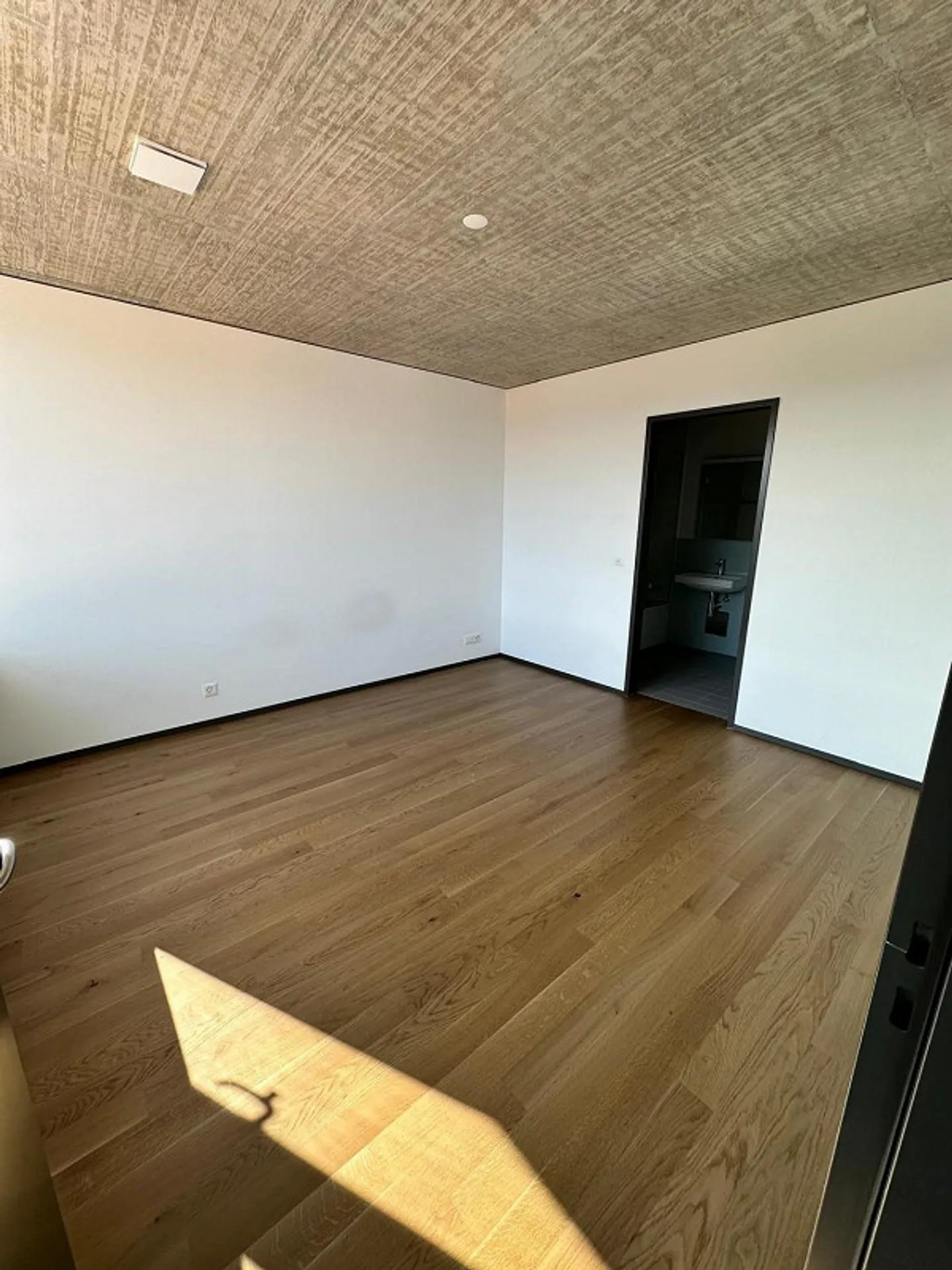 Moderne 2.5-Zimmerwohnung - Foto 3 von 7