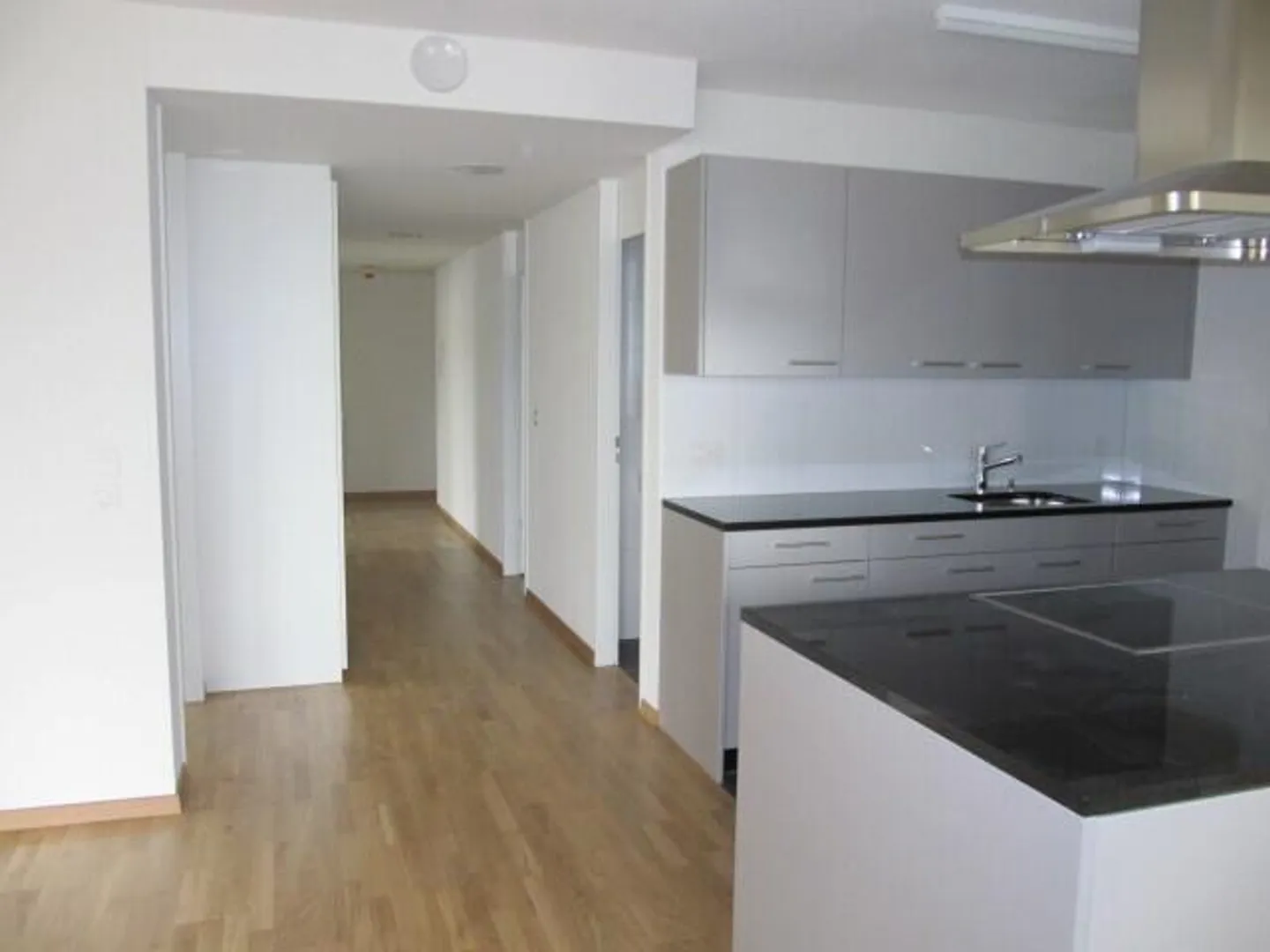 Appartement 3 1/2 pièces avec balcon et magnifique soleil du soir - Photo 2 sur 6