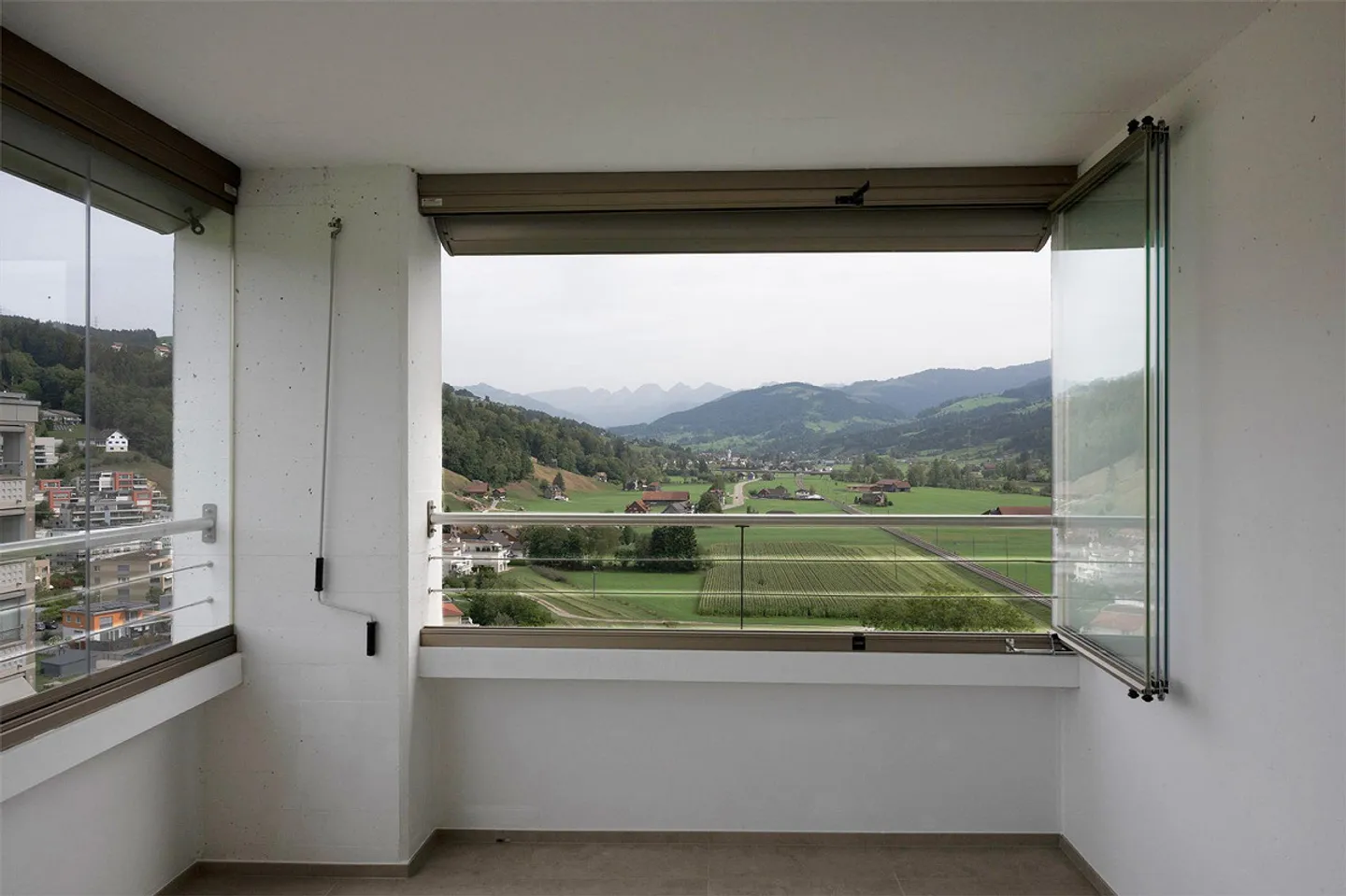 Appartement 4.5 pièces au 15ème étage avec vue panoramique sur les Churfirsten - Photo 2 sur 16