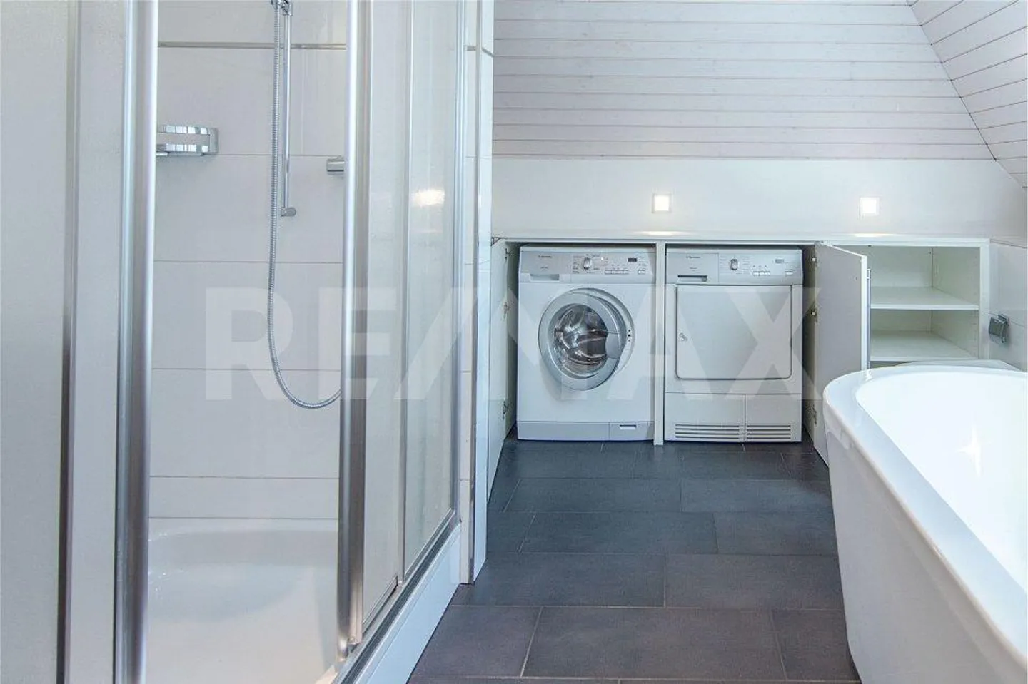 Charming 3.5-Room Attic Apartment (no subletting possible) in the Schlössli in Vitznau - Photo 10 of 13