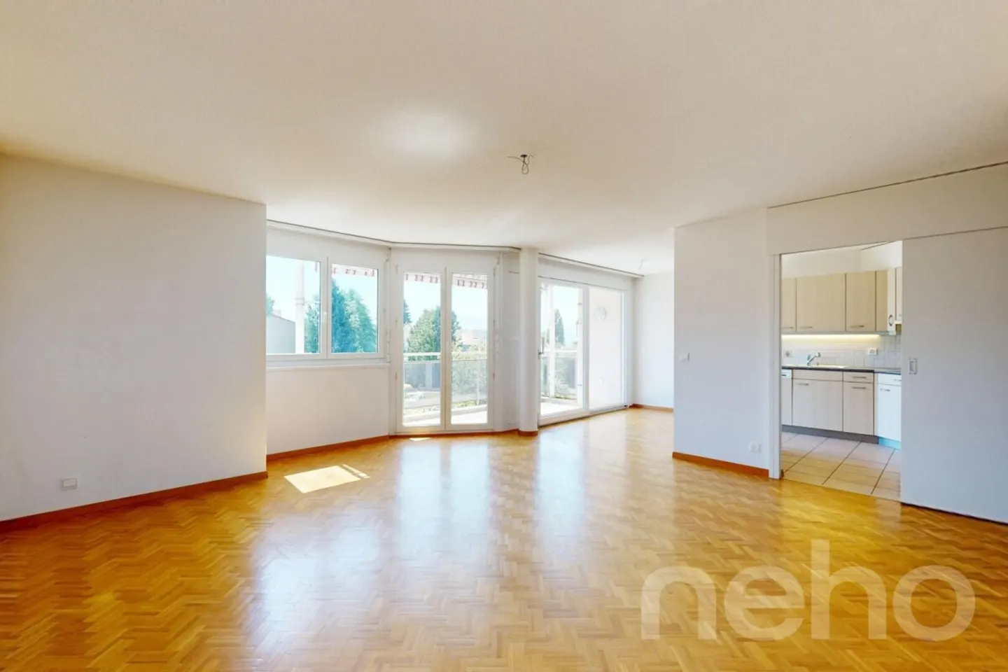 Bright 4.5 Room Apartment - Photo 3 of 12