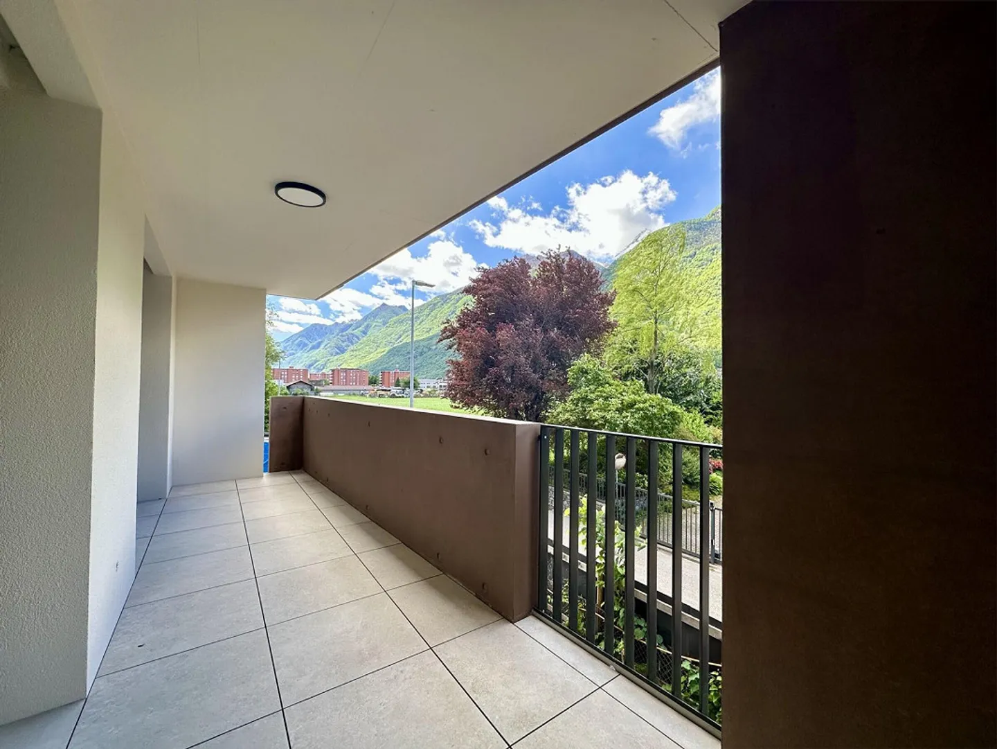 MODERNE ET LUMINEUX 2.5 PIÈCES AVEC GRANDE TERRASSE À BIASCA - Photo 2 sur 10