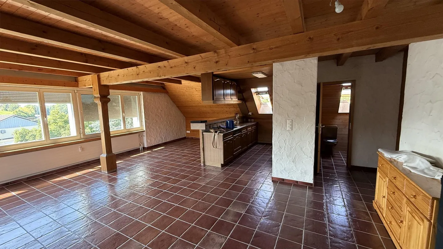 Grand bel appartement sous les toits de 4,5 pièces - Photo 5 sur 15