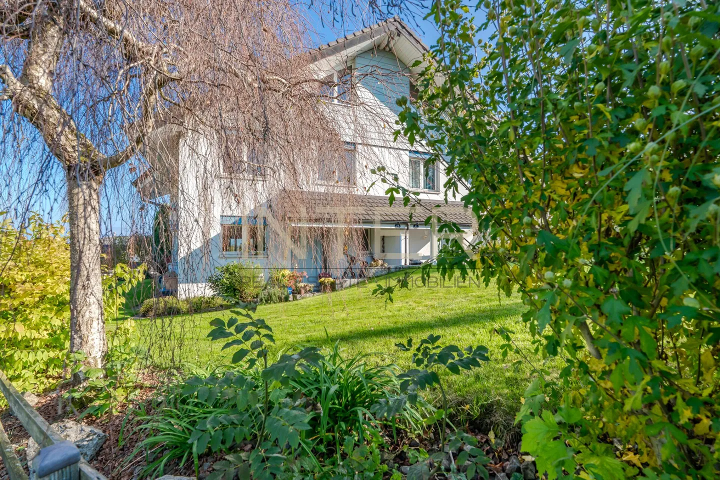 Sunny hillside location with a view of greenery - 5.5-room semi-detached house - Photo 1 of 20
