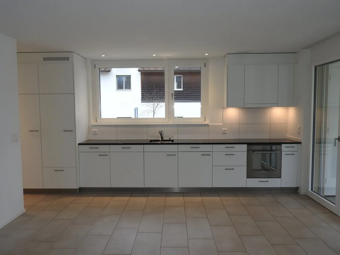 Modern 3.5-room new apartment in a central location - Photo 3 of 10