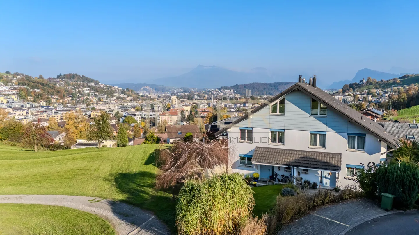 Sunny hillside location with a view of greenery - 5.5-room semi-detached house - Photo 3 of 20