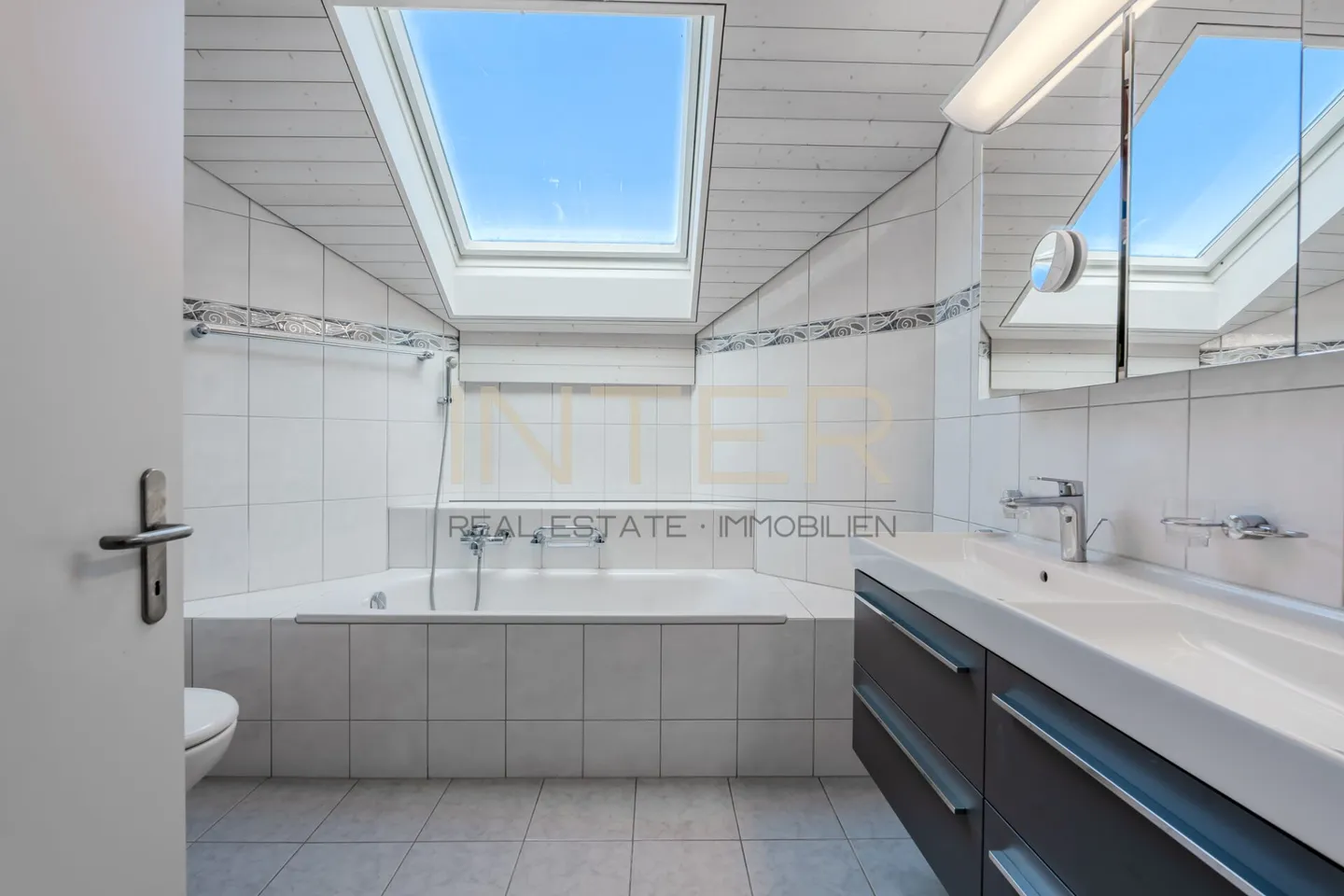 Sunny hillside location with a view of greenery - 5.5-room semi-detached house - Photo 12 of 20