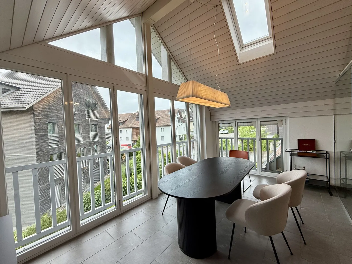 Vivere con stile a Rümlang! Maisonette luminosa con charme - Foto 3 di 11