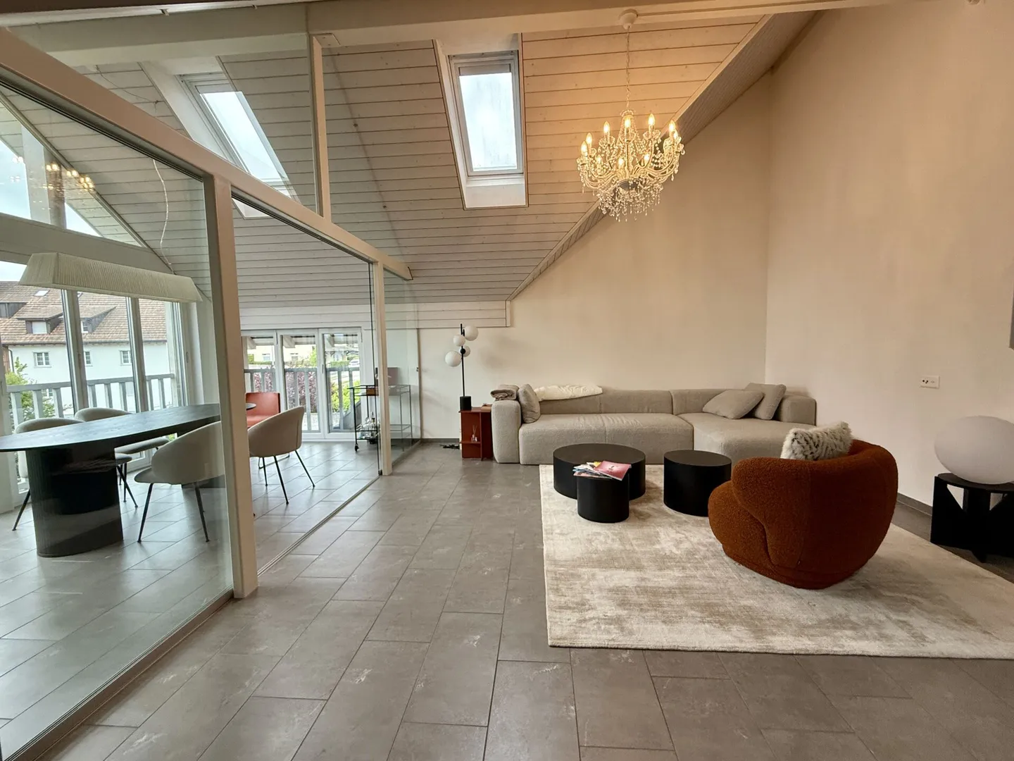 Vivere con stile a Rümlang! Maisonette luminosa con charme - Foto 1 di 11