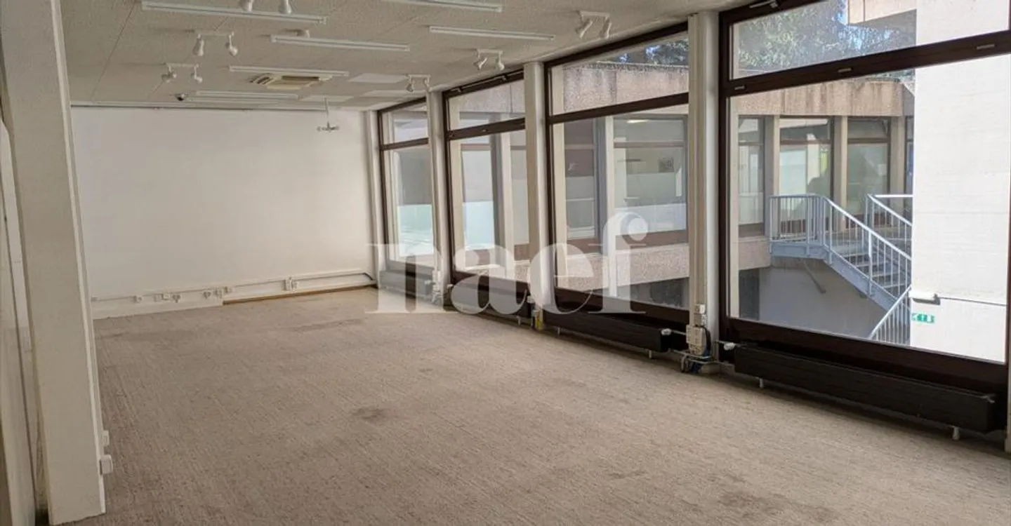 Mixed-use building for rent - Photo 9 of 13